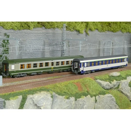Set de 2 voitures AMBULANCE vert/gris et VU Couchette B10c10, logo ... JM-046-Set de 2 voitures AMBULANCE vert/gris et VU Couchette B10c10, logo encadré jaune - REE JM046 - HO 1/87