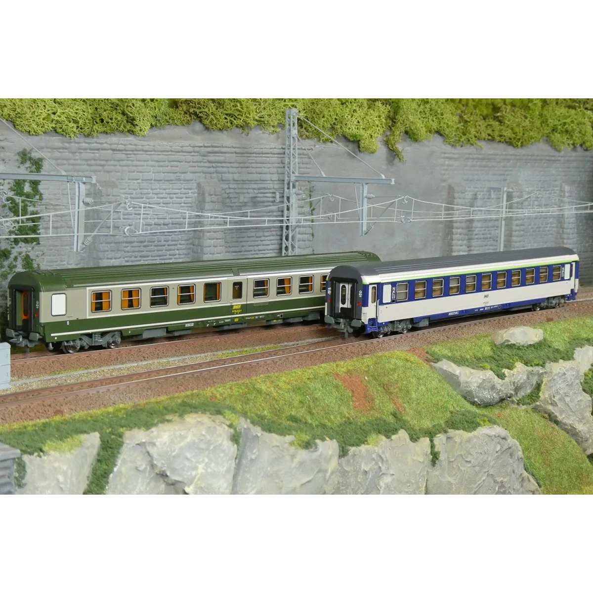 Set de 2 voitures AMBULANCE vert/gris et VU Couchette B10c10, logo ... Set de 2 voitures AMBULANCE vert/gris et VU Couchette B10c10, logo ...