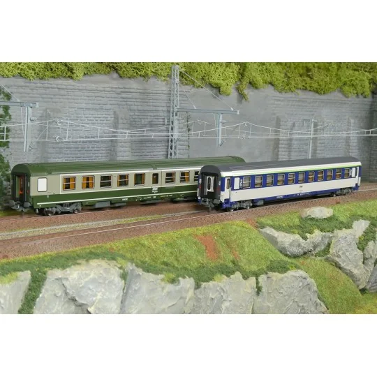 Set de 2 voitures AMBULANCE vert/gris et VU Couchette B10c10, logo ... JM-048-Set de 2 voitures AMBULANCE vert/gris et VU Couchette B10c10, logo encadré blanc - REE JM048 - HO 1/87