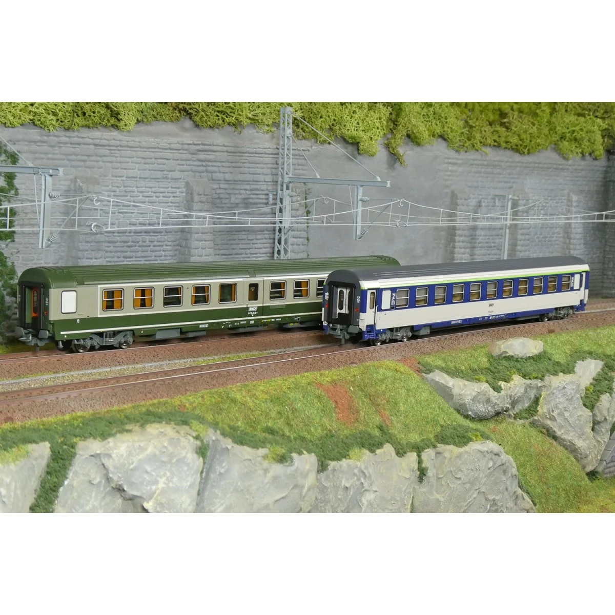 Set de 2 voitures AMBULANCE vert/gris et VU Couchette B10c10, logo ... Set de 2 voitures AMBULANCE vert/gris et VU Couchette B10c10, logo ...