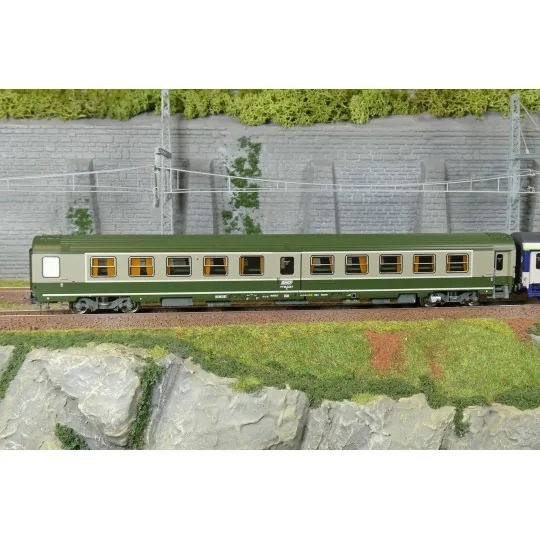 Set de 2 voitures AMBULANCE vert/gris et VU Couchette B10c10, logo ... JM-048-Set de 2 voitures AMBULANCE vert/gris et VU Couchette B10c10, logo encadré blanc - REE JM048 - HO 1/87