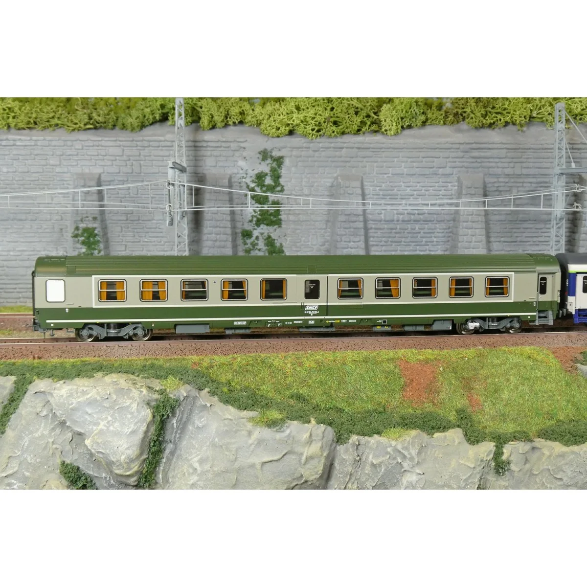 Set de 2 voitures AMBULANCE vert/gris et VU Couchette B10c10, logo ... Set de 2 voitures AMBULANCE vert/gris et VU Couchette B10c10, logo ...