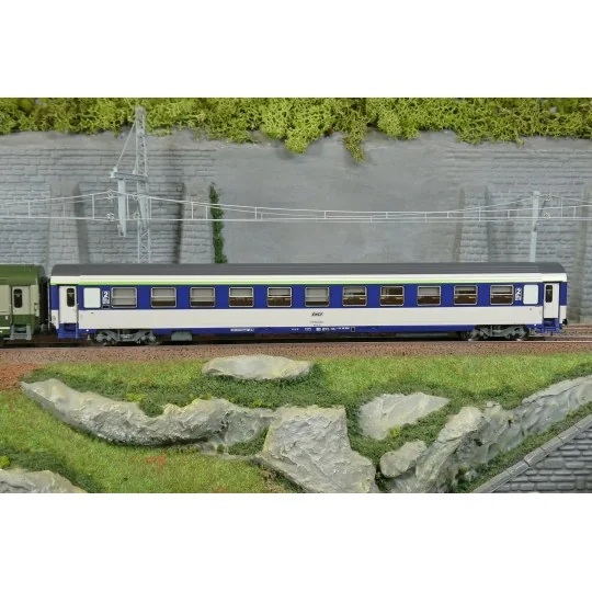 Set de 2 voitures AMBULANCE vert/gris et VU Couchette B10c10, logo ... JM-048-Set de 2 voitures AMBULANCE vert/gris et VU Couchette B10c10, logo encadré blanc - REE JM048 - HO 1/87
