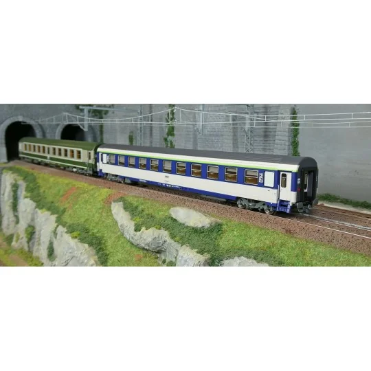 Set de 2 voitures AMBULANCE vert/gris et VU Couchette B10c10, logo ... JM-048-Set de 2 voitures AMBULANCE vert/gris et VU Couchette B10c10, logo encadré blanc - REE JM048 - HO 1/87