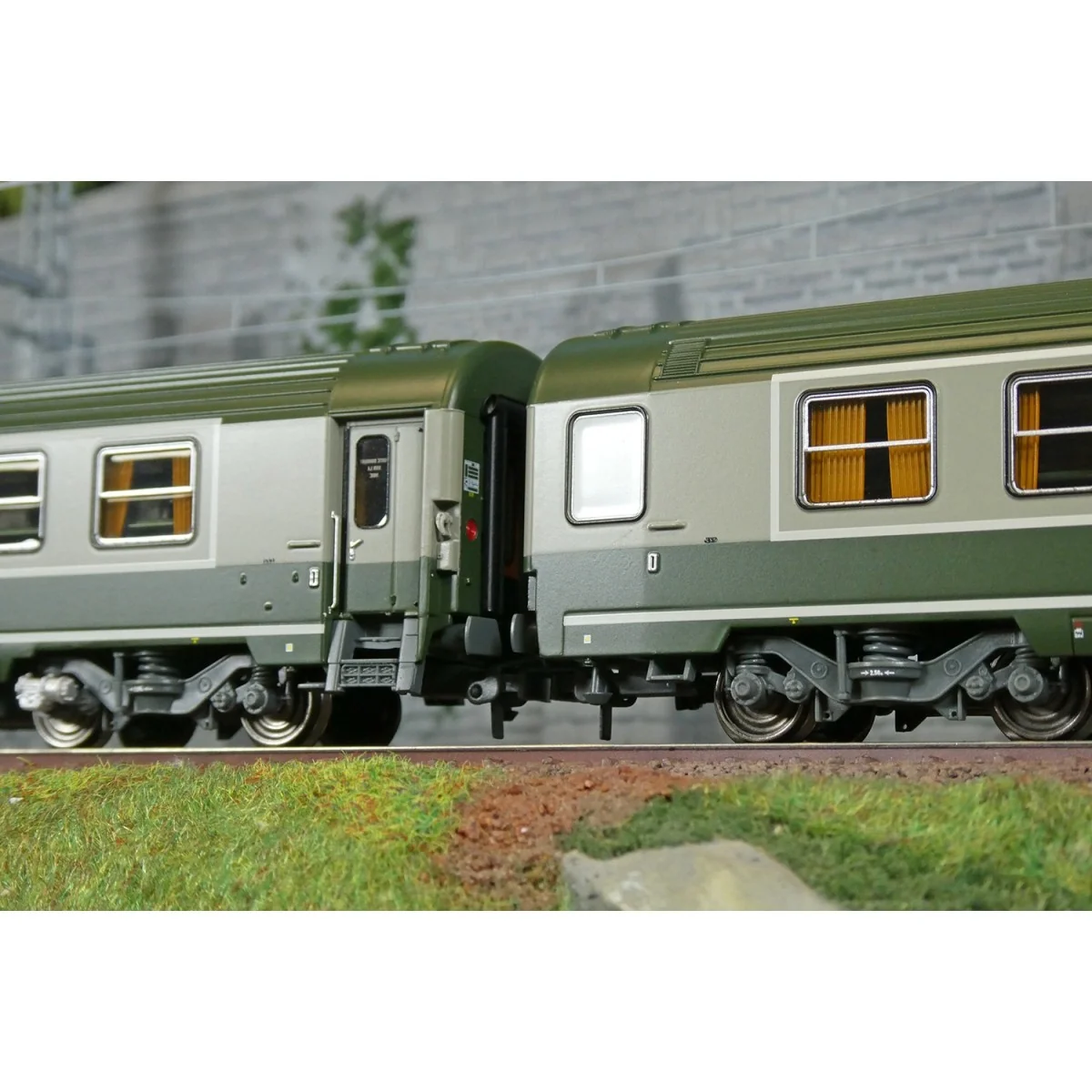 Set de 2 voitures AMBULANCE vert/gris, logo encadré jaune - REE JM0...