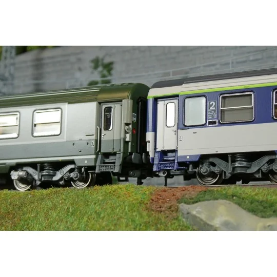 Set de 2 voitures AMBULANCE vert/gris et VU Couchette B10c10, logo ... JM-046-Set de 2 voitures AMBULANCE vert/gris et VU Couchette B10c10, logo encadré jaune - REE JM046 - HO 1/87