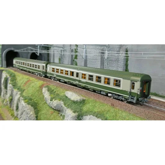 Set de 2 voitures AMBULANCE vert/gris, logo nouille - REE JM049 - H... JM-049-Set de 2 voitures AMBULANCE vert/gris, logo nouille - REE JM049 - HO 1/87