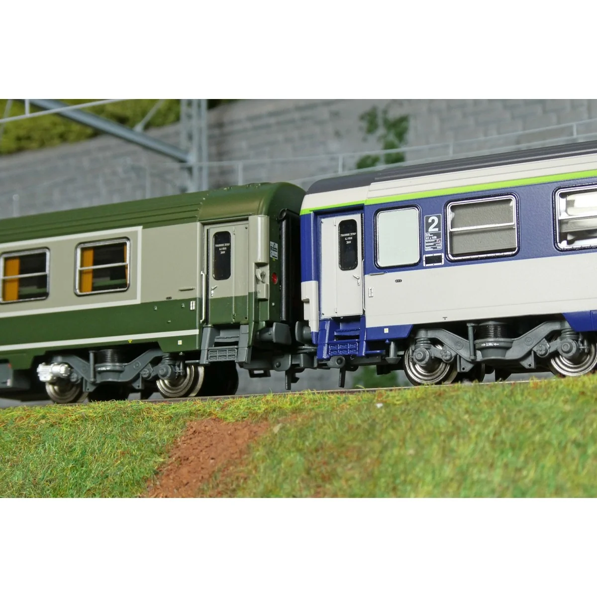 Set de 2 voitures AMBULANCE vert/gris et VU Couchette B10c10, logo ... Set de 2 voitures AMBULANCE vert/gris et VU Couchette B10c10, logo ...