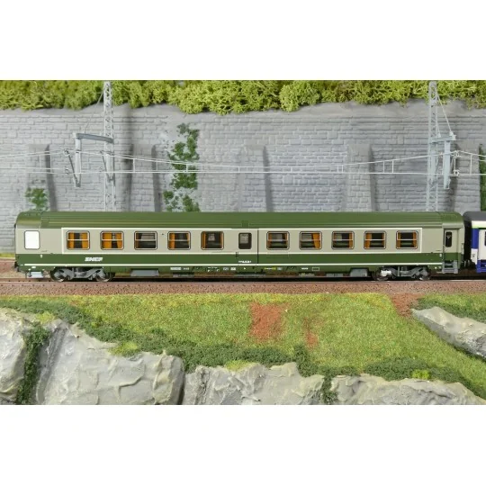 Set de 2 voitures AMBULANCE vert/gris et VU Couchette B10c10, logo ... JM-050-Set de 2 voitures AMBULANCE vert/gris et VU Couchette B10c10, logo nouille - REE JM050 - HO 1/87
