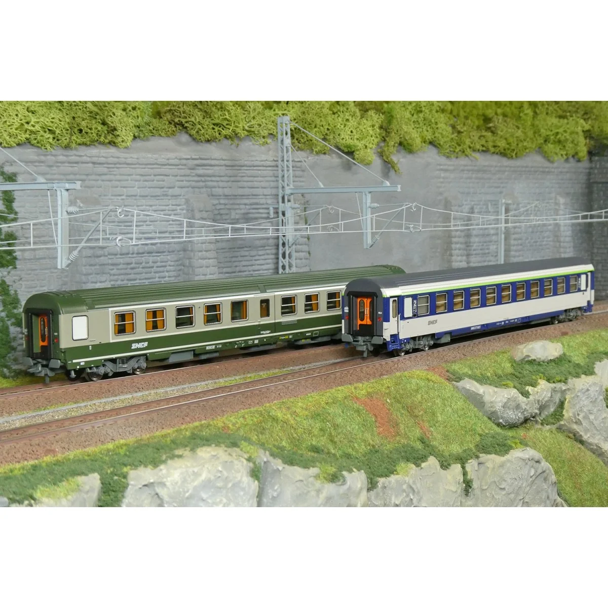 Set de 2 voitures AMBULANCE vert/gris et VU Couchette B10c10, logo ... Set de 2 voitures AMBULANCE vert/gris et VU Couchette B10c10, logo ...