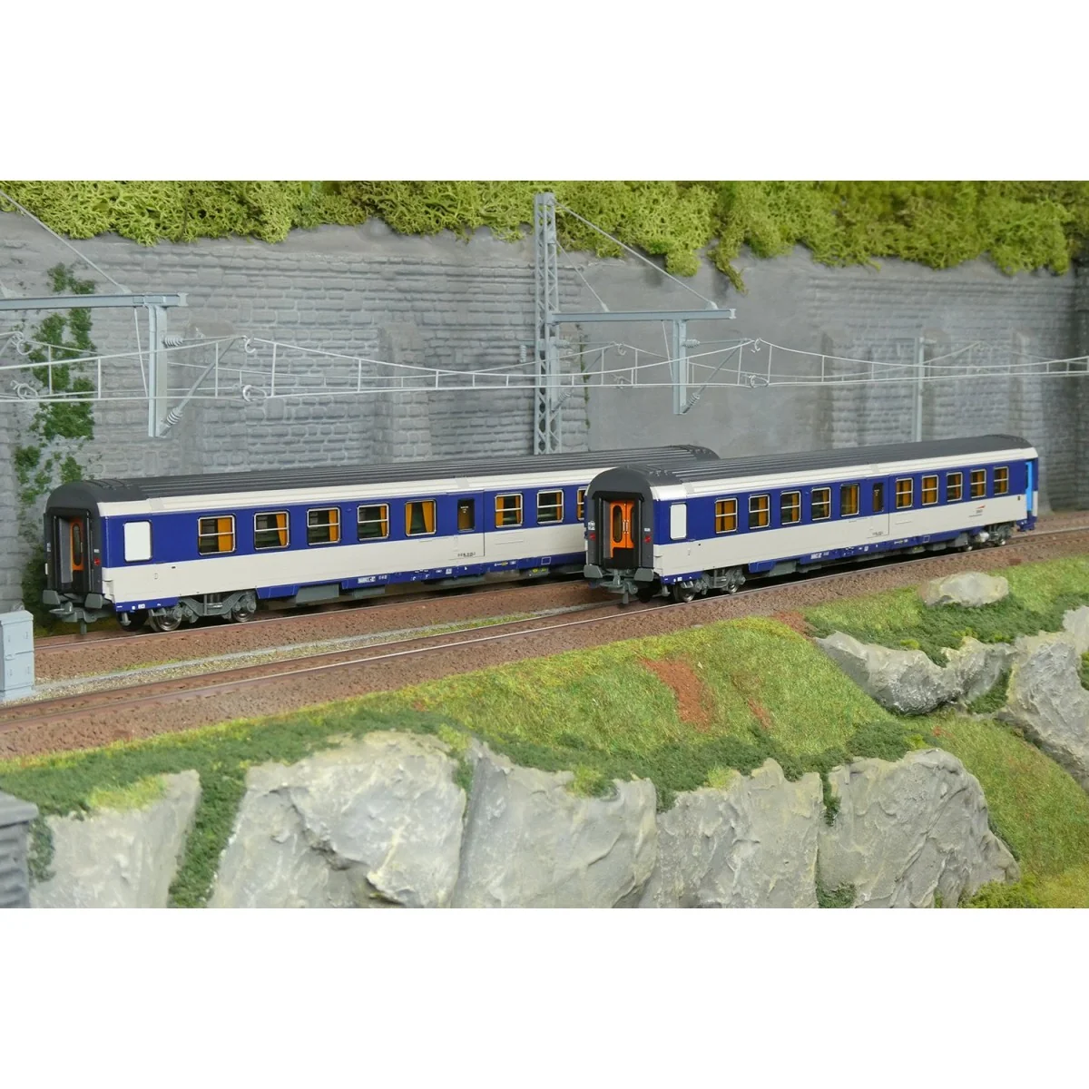 Set of 2 blue AMBULANCE cars, cap logo - REE JM051 - HO 1/87 Set of 2 blue AMBULANCE cars, cap logo - REE JM051 - HO 1/87