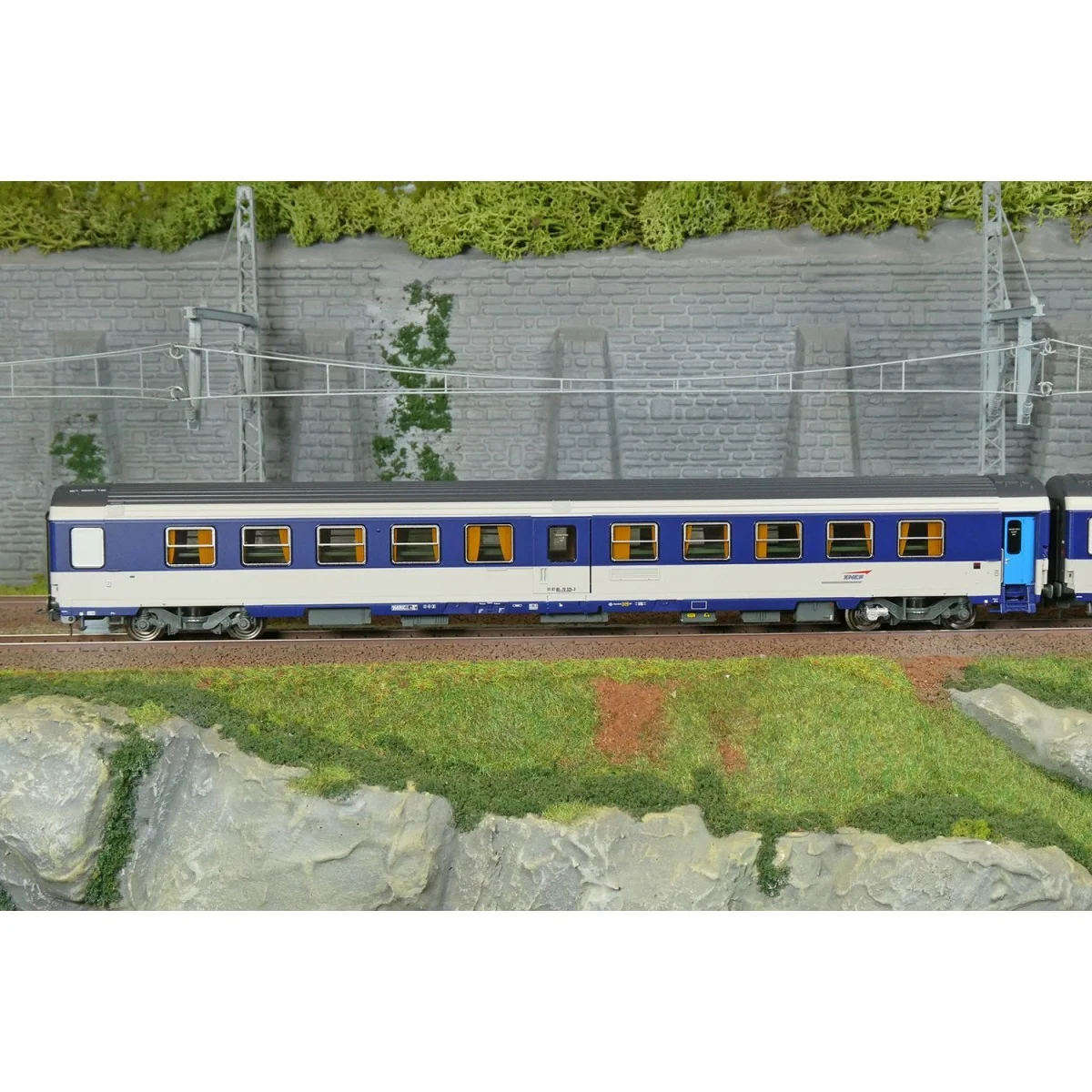 Set de 2 voitures AMBULANCE bleu, logo casquette - REE JM051 - HO 1/87 Set de 2 voitures AMBULANCE bleu, logo casquette - REE JM051 - HO 1/87