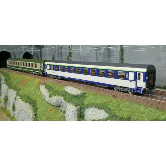 Set de 2 voitures AMBULANCE vert/gris et VU Couchette B10c10, logo ... JM-050-Set de 2 voitures AMBULANCE vert/gris et VU Couchette B10c10, logo nouille - REE JM050 - HO 1/87