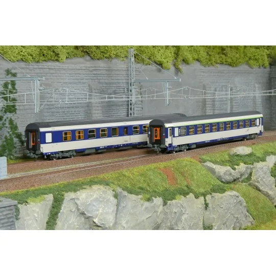 JM-052-Set of 2 blue AMBULANCE and B10c10 sleeper vans, cap logo - REE JM052 - HO 1/87