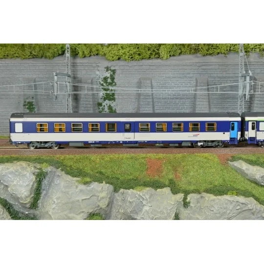 JM-052-Set of 2 blue AMBULANCE and B10c10 sleeper vans, cap logo - REE JM052 - HO 1/87