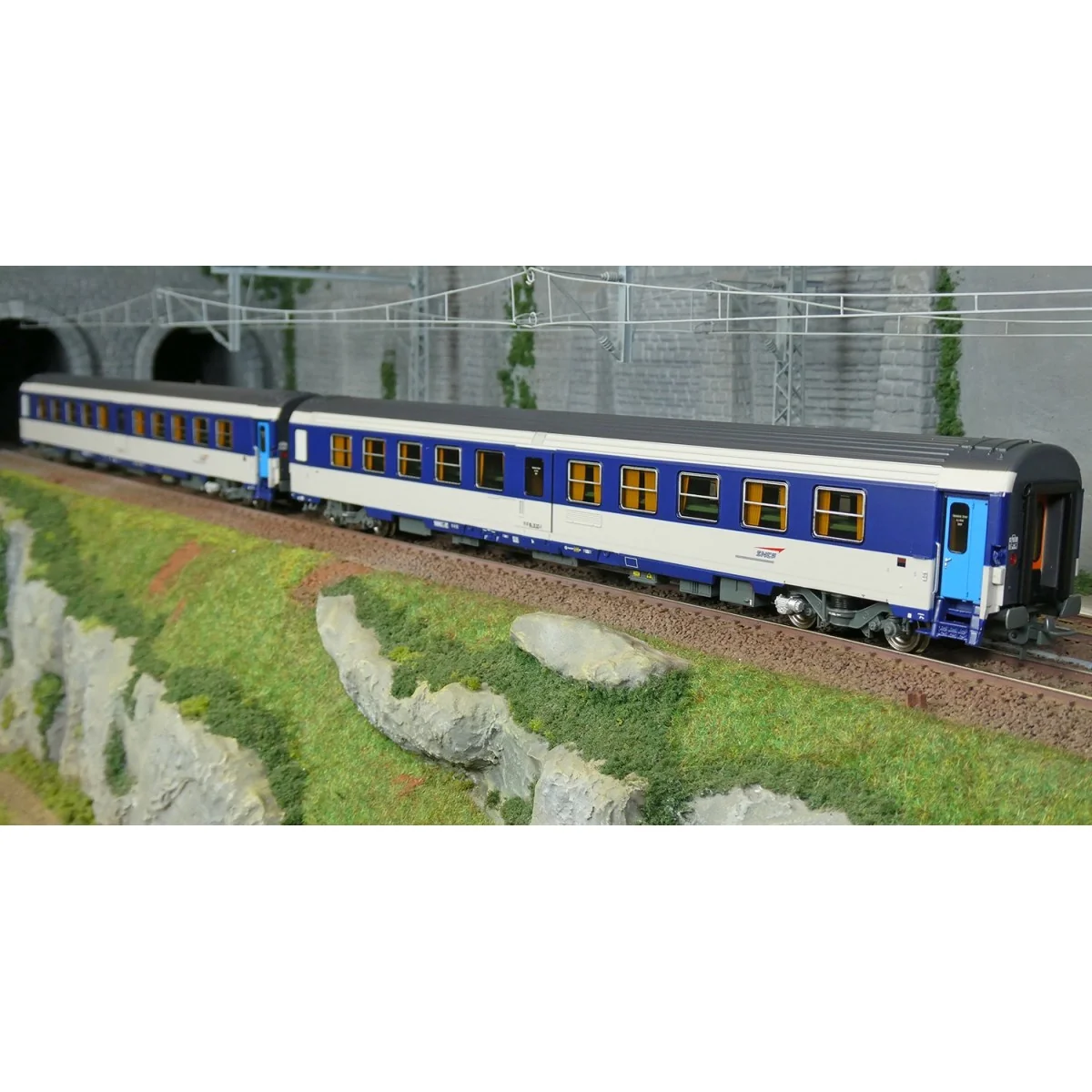 Set of 2 blue AMBULANCE cars, cap logo - REE JM051 - HO 1/87 Set of 2 blue AMBULANCE cars, cap logo - REE JM051 - HO 1/87