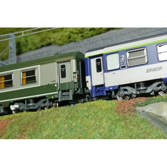 Set de 2 voitures AMBULANCE vert/gris et VU Couchette B10c10, logo ... JM-050-Set de 2 voitures AMBULANCE vert/gris et VU Couchette B10c10, logo nouille - REE JM050 - HO 1/87