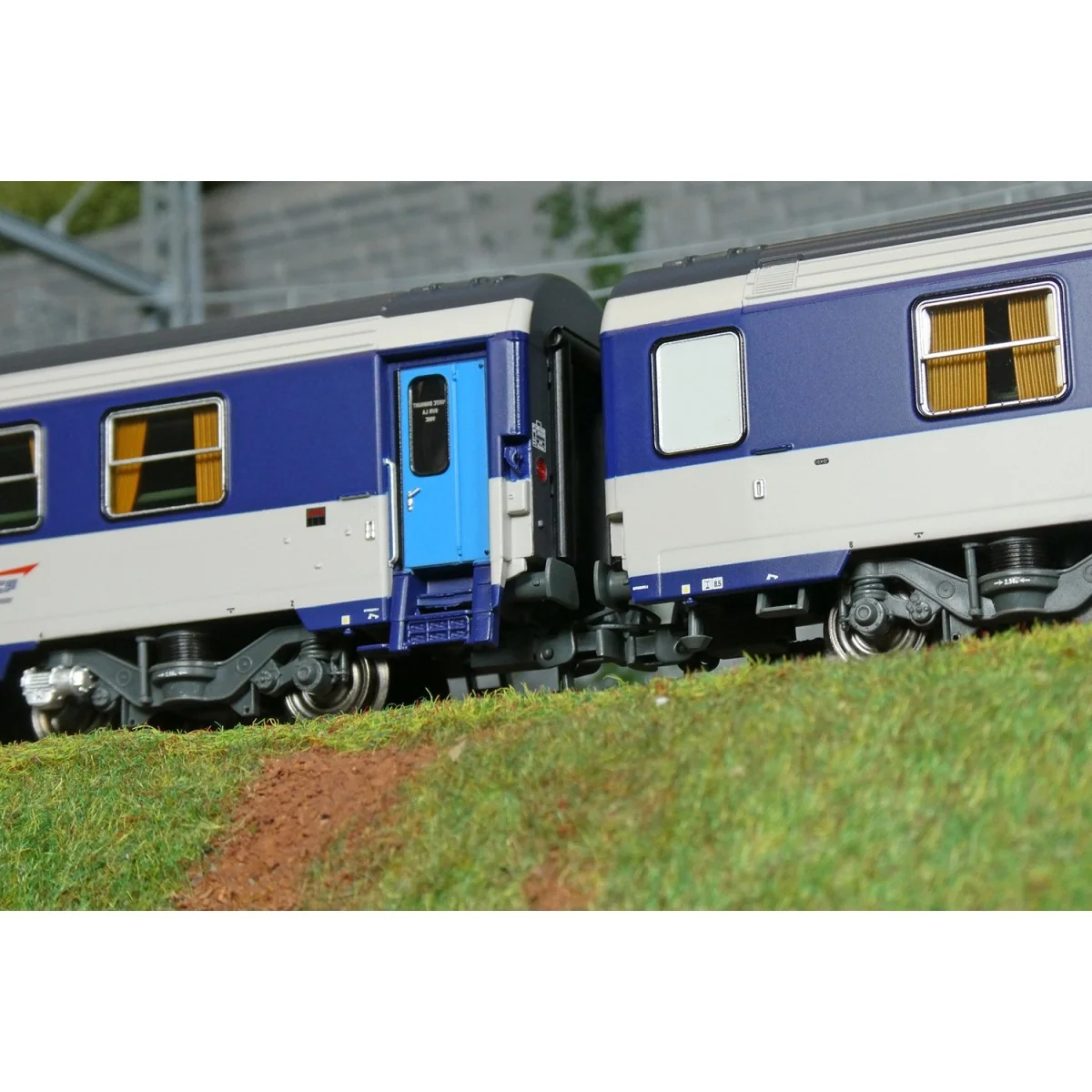 Set de 2 voitures AMBULANCE bleu, logo casquette - REE JM051 - HO 1/87 Set de 2 voitures AMBULANCE bleu, logo casquette - REE JM051 - HO 1/87