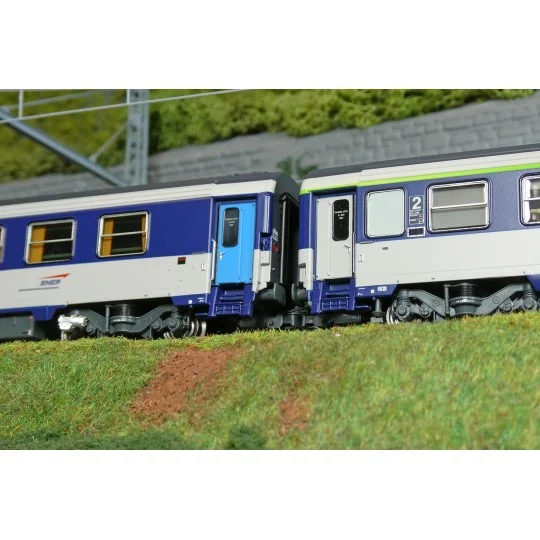 Set de 2 voitures AMBULANCE bleu et VU Couchette B10c10, logo casqu... JM-052-Set de 2 voitures AMBULANCE bleu et VU Couchette B10c10, logo casquette - REE JM052 - HO 1/87