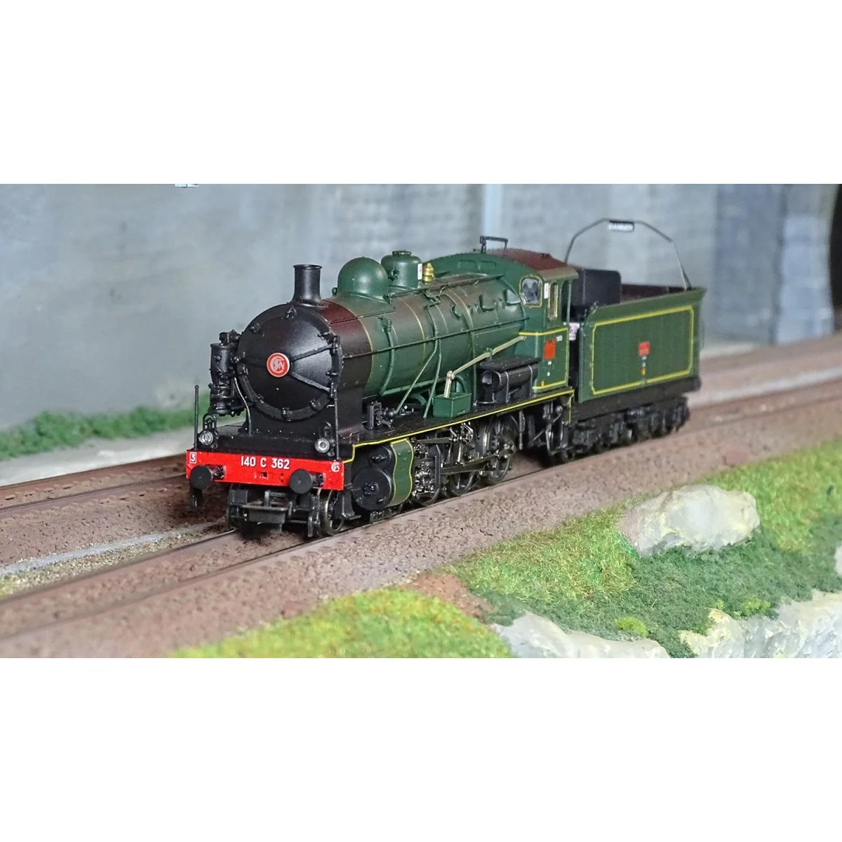 Jouef HJ2407 140 C 362 steam locomotive, 18 C 550 tender, green and...