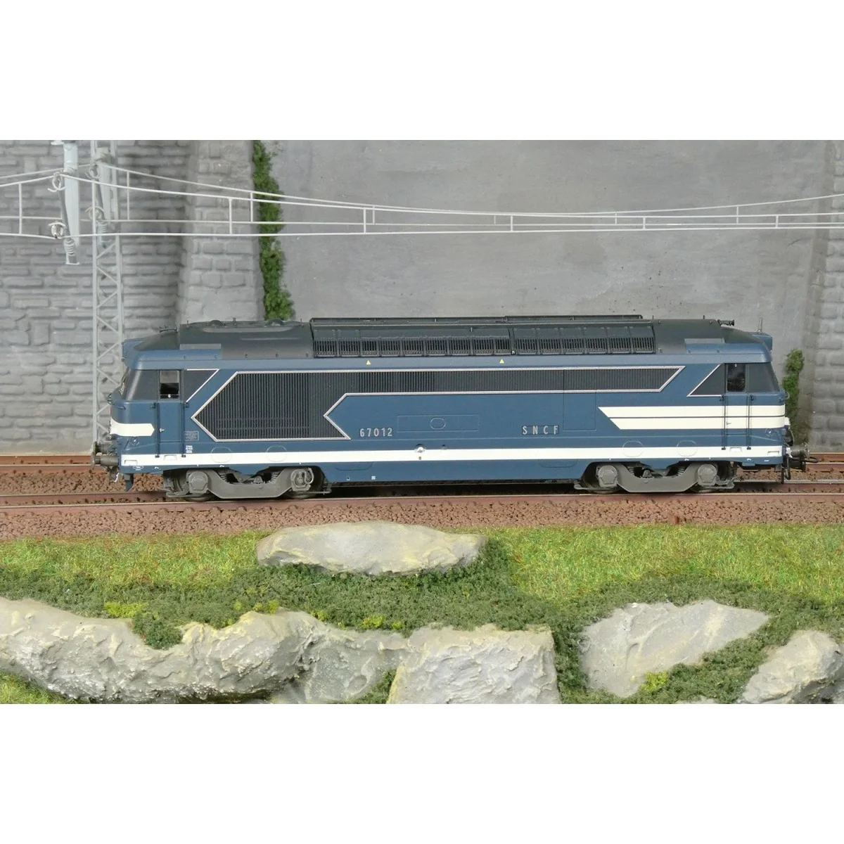 Locomotive diesel BB 67012, bleu persiennes, plaques de NEVERS - RE... Locomotive diesel BB 67012, bleu persiennes, plaques de NEVERS - RE...
