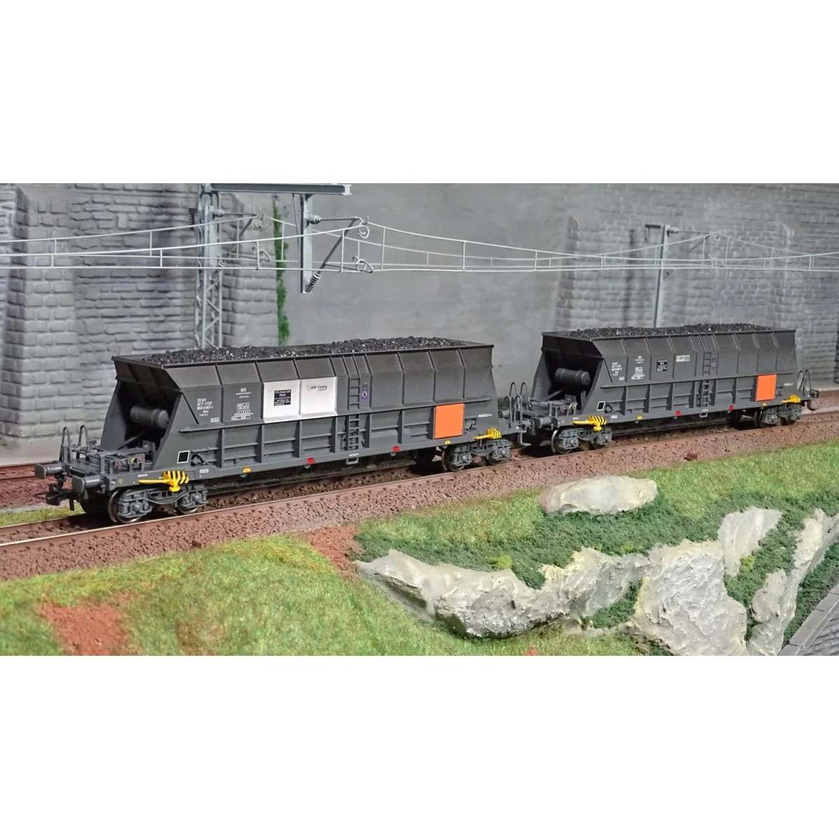 Jouef HJ6210 Set of 2 EF60 bogie hopper wagons, coal transport, EDF...