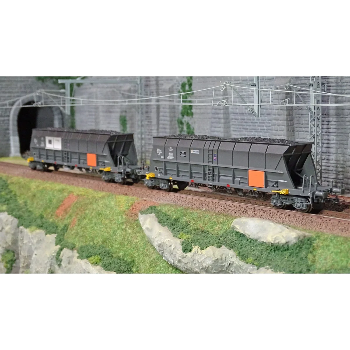 Jouef HJ6210 Set of 2 EF60 bogie hopper wagons, coal transport, EDF...