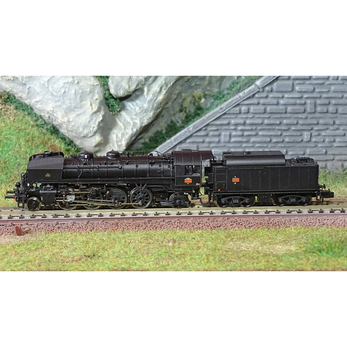Arnold HN2481 Locomotive vapeur 141 R 1173, Mistral, SNCF, roues boxpok, livrée noire Arnold HN2481 - 2 Arnold HN2481 Locomotive vapeur 141 R 1173, Mistral, SNCF, roues boxpok, livrée noire Arnold HN2481 - 2