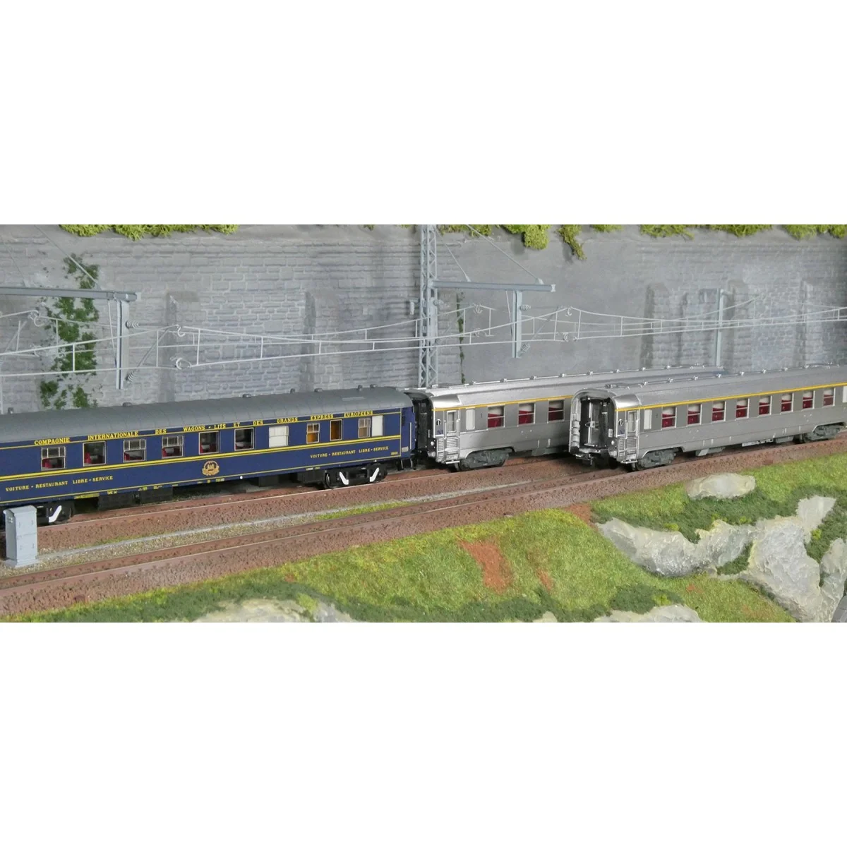 Coffret 3 voitures Sud Express CIWL et DEV Inox courtes SNCF époque... Coffret 3 voitures Sud Express CIWL et DEV Inox courtes SNCF époque...
