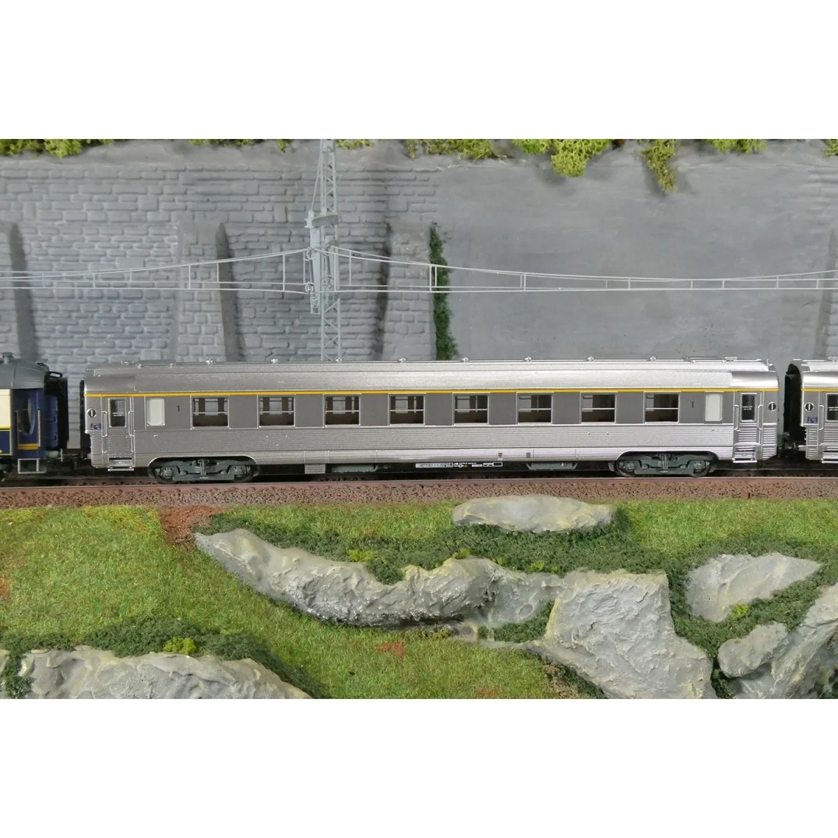 Coffret 3 voitures Sud Express CIWL et DEV Inox courtes SNCF époque... Coffret 3 voitures Sud Express CIWL et DEV Inox courtes SNCF époque...
