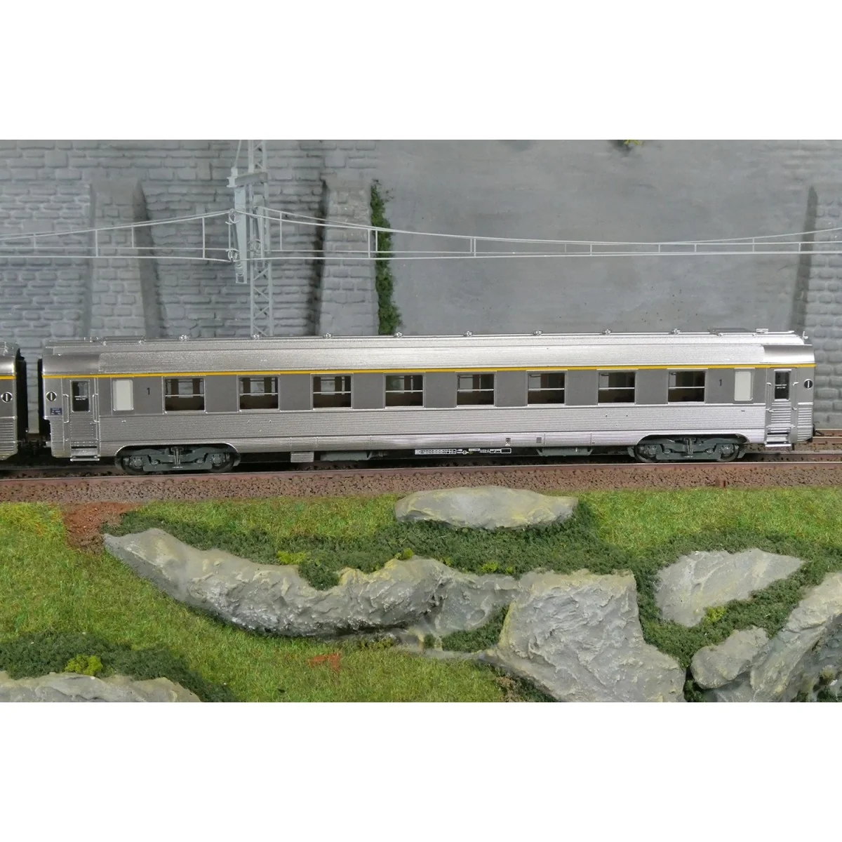 Set of 3 short SNCF Sud Express CIWL and DEV stainless steel coaches from the era... Set of 3 short SNCF Sud Express CIWL and DEV stainless steel coaches from the era...