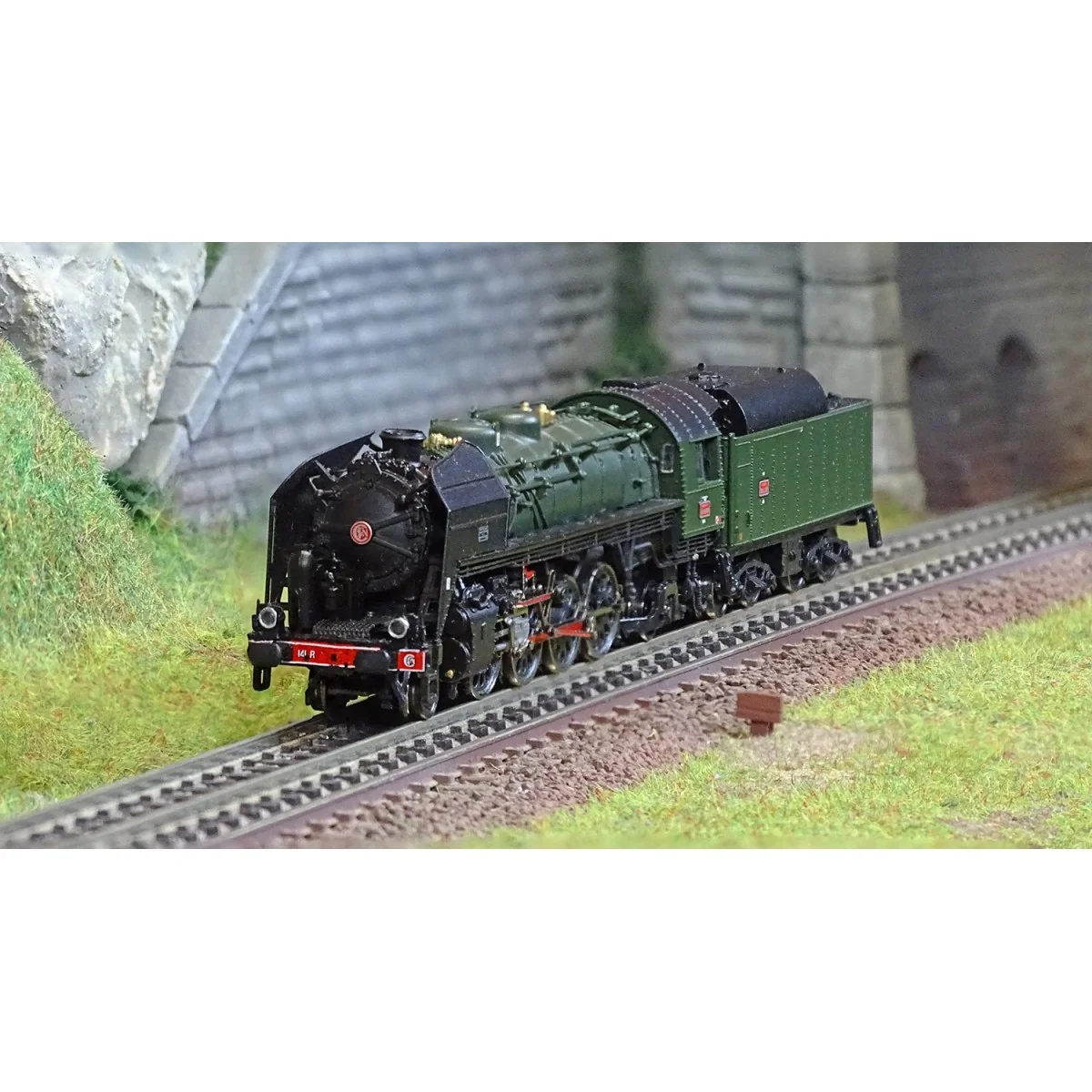 Arnold HN2483 Locomotive vapeur 141 R 1155, SNCF, roues boxpok, livrée verte Arnold HN2483 - 1 Arnold HN2483 Locomotive vapeur 141 R 1155, SNCF, roues boxpok, livrée verte Arnold HN2483 - 1