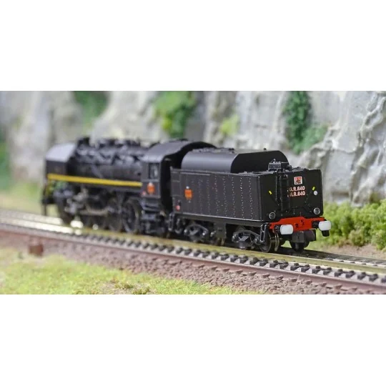 HN2484-Arnold HN2484 141 R 840 steam locomotive, SNCF, mixed wheels, black livery, yellow line