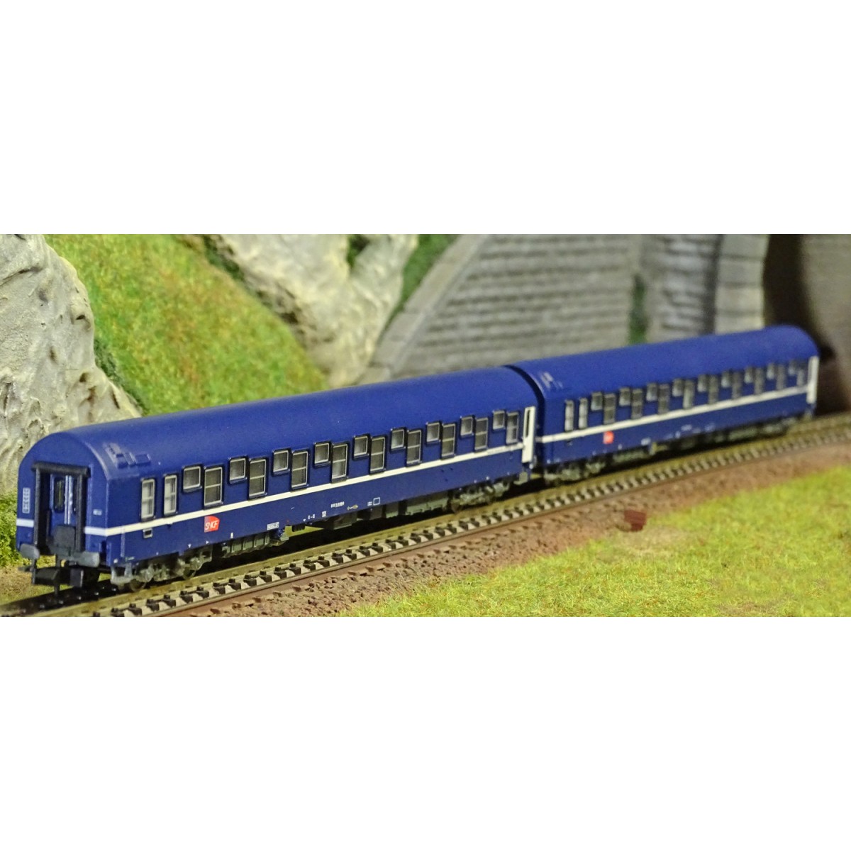 Arnold HN4343 Set of 2 T2 sleeping cars, blue livery with Carmillon...
