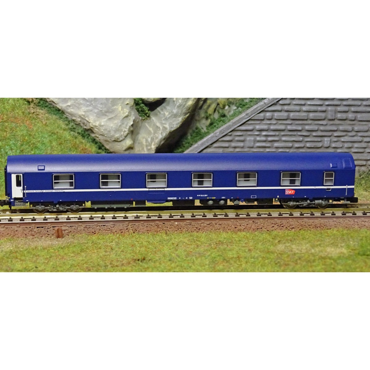 Arnold HN4343 Set of 2 T2 sleeping cars, blue livery with Carmillon...