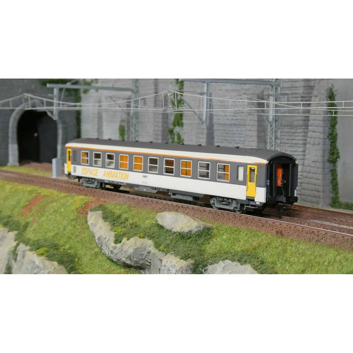 HO 1/87 DEV AO coach “Espace Animation” SNCF Era IV – Jouef HJ4215