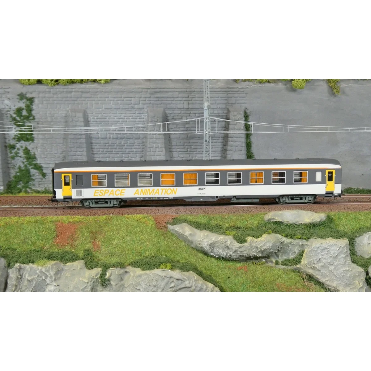 Voiture DEV AO « Espace Animation » SNCF époque IV - Jouef HJ4215 HO 1/87 Voiture DEV AO « Espace Animation » SNCF époque IV - Jouef HJ4215 HO 1/87