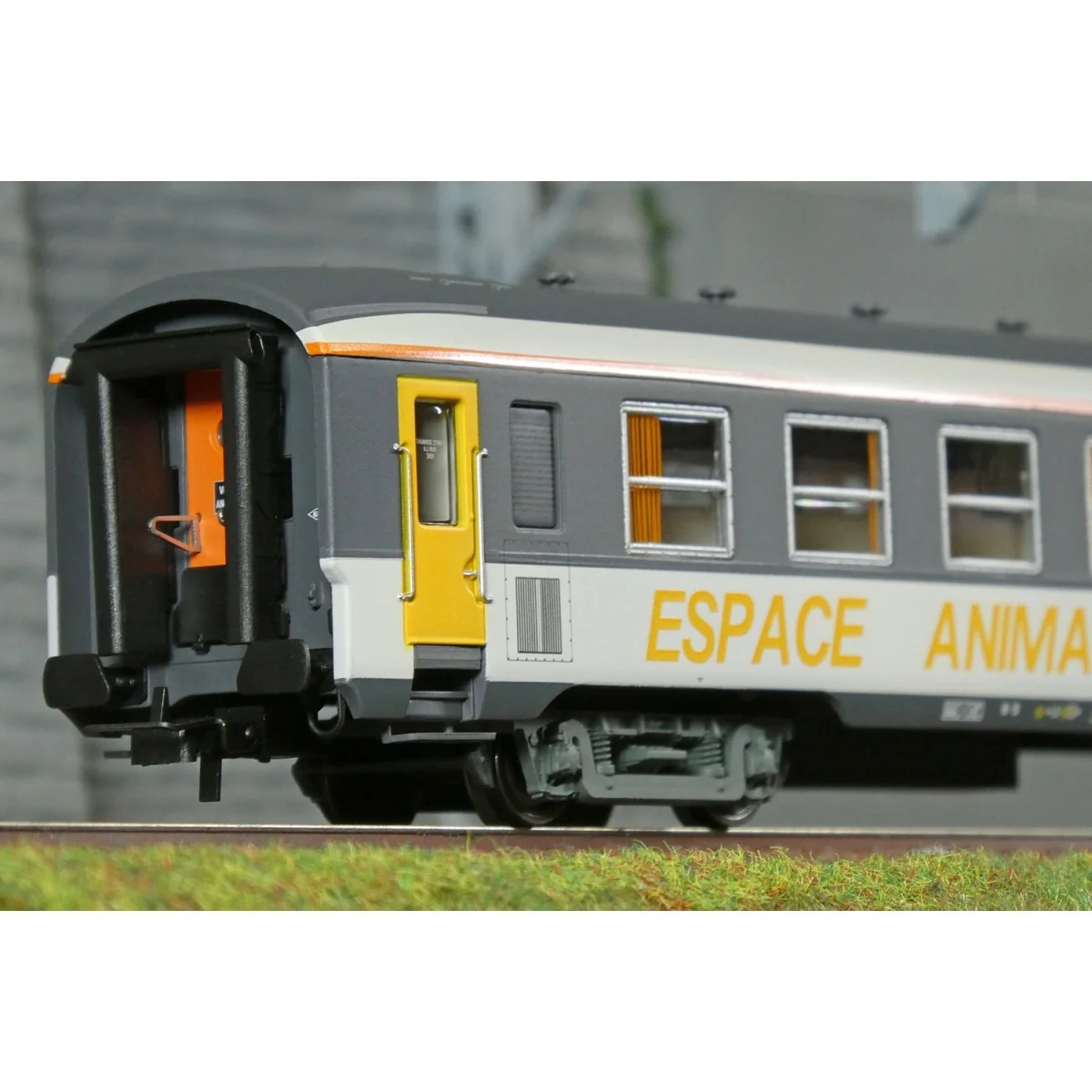 Voiture DEV AO « Espace Animation » SNCF époque IV - Jouef HJ4215 HO 1/87 Voiture DEV AO « Espace Animation » SNCF époque IV - Jouef HJ4215 HO 1/87