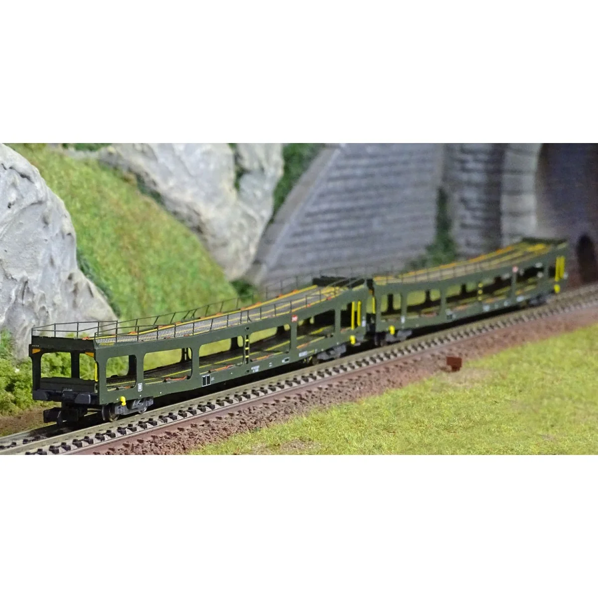 Arnold HN4348 Set of 2 car transporters, DD DEV 66, green livery, c...