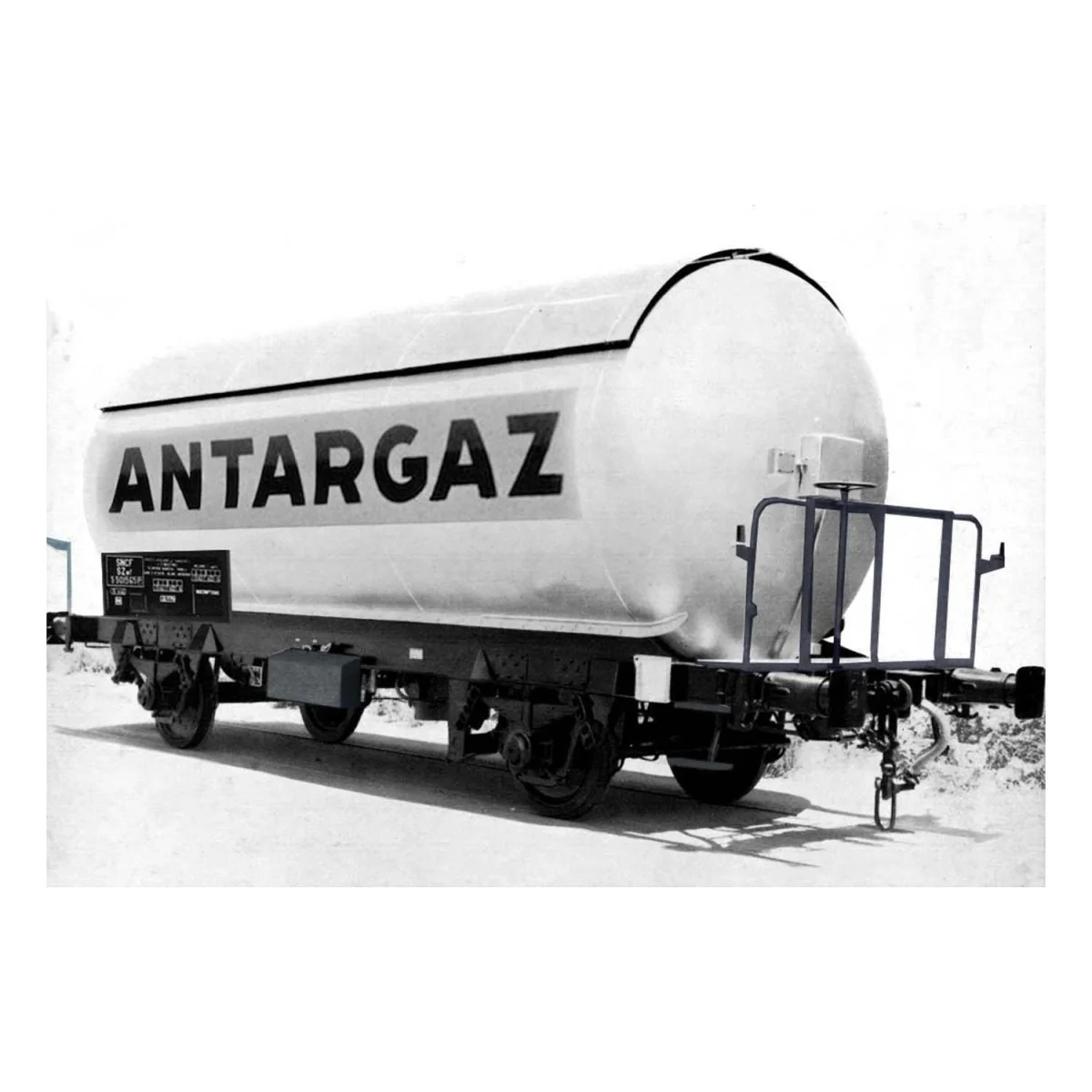 Arnold HN6478 Set of 2 two-axle gas tank wagons, silver livery, SNC...