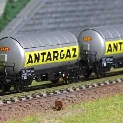 Arnold HN6478 Set of 2 two-axle gas tank wagons, silver livery, SNC...