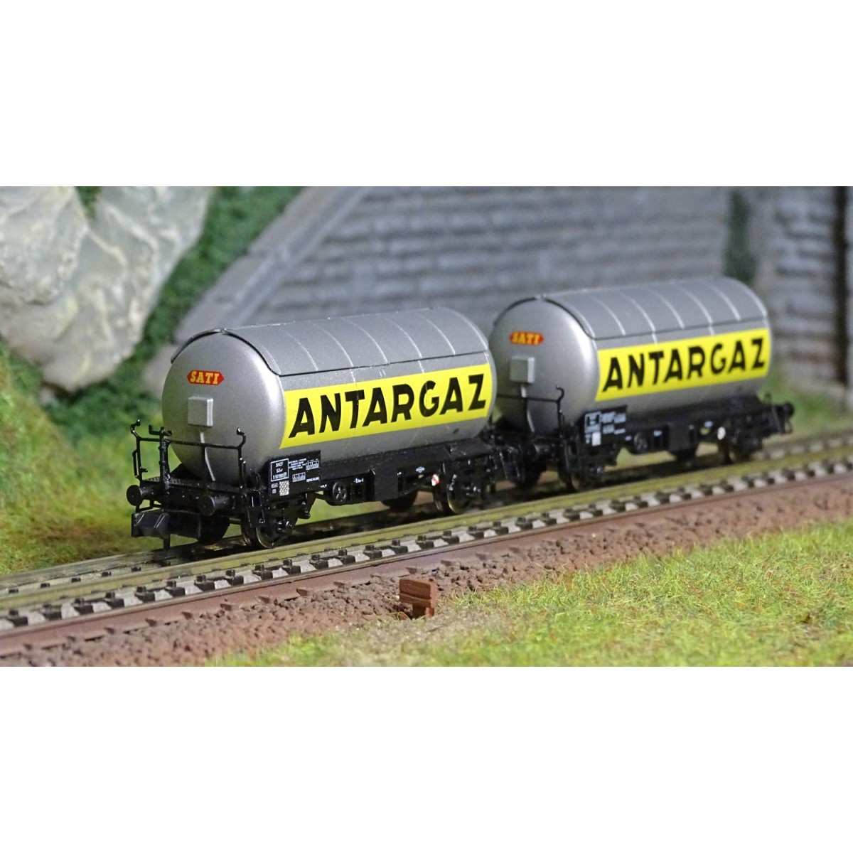 Arnold HN6478 Set of 2 two-axle gas tank wagons, silver livery, SNC...