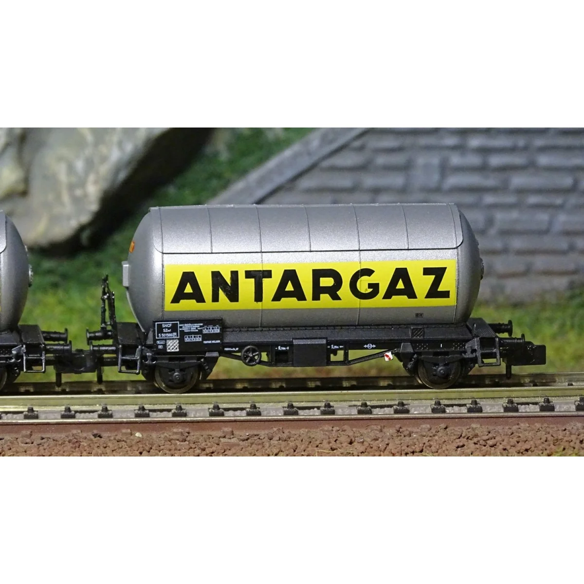 Arnold HN6478 Set of 2 two-axle gas tank wagons, silver livery, SNC... Arnold HN6478 Set of 2 two-axle gas tank wagons, silver livery, SNC...