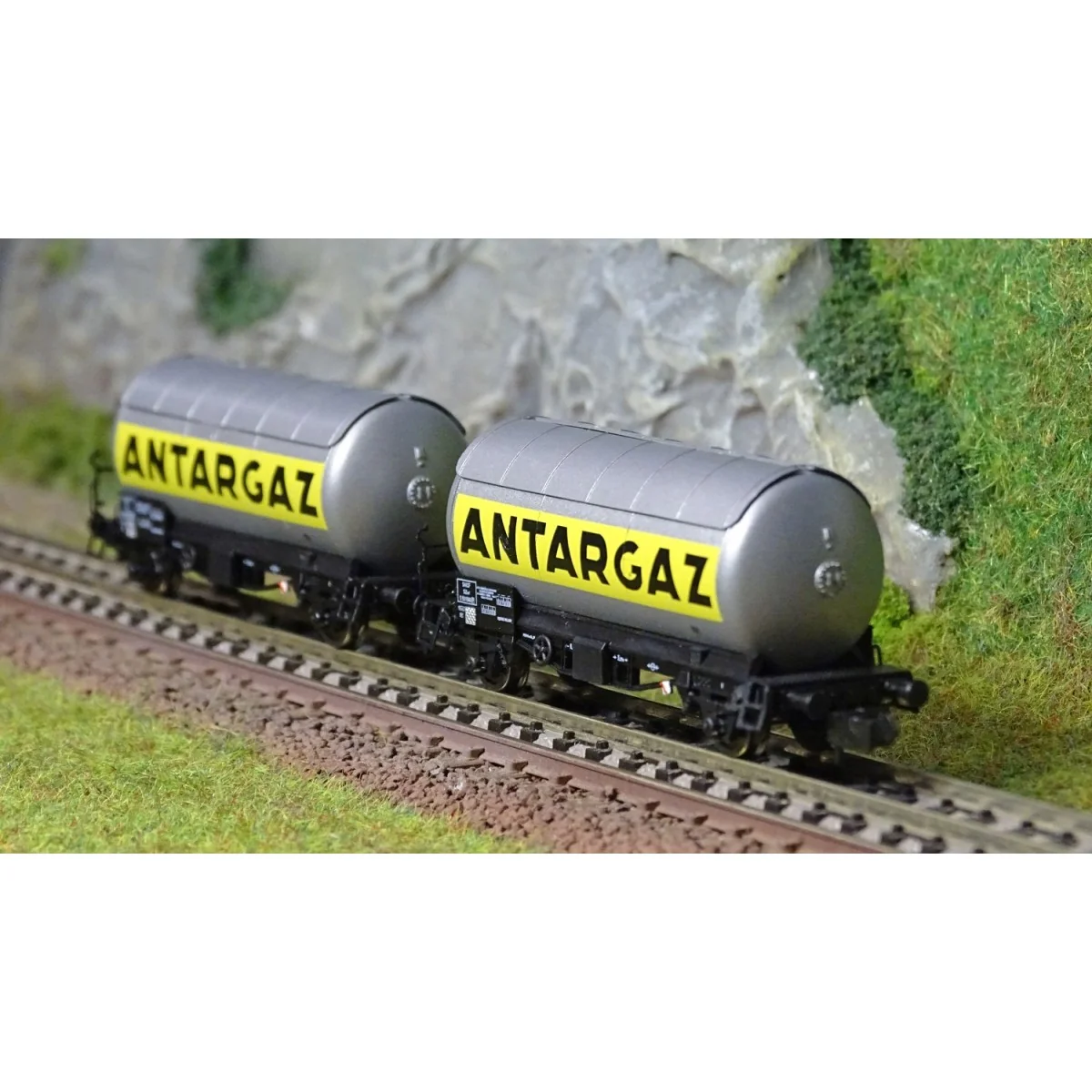Arnold HN6478 Set of 2 two-axle gas tank wagons, silver livery, SNC...