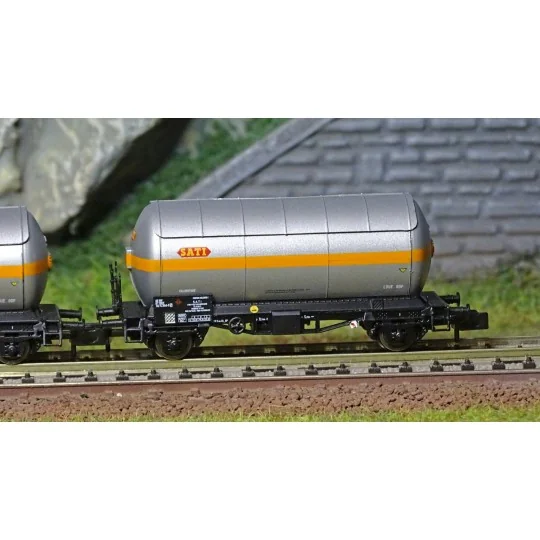 HN6479-Arnold HN6479 Set of 2 two-axle gas tank wagons, silver livery, SNCF, SATI / UCBA, N scale