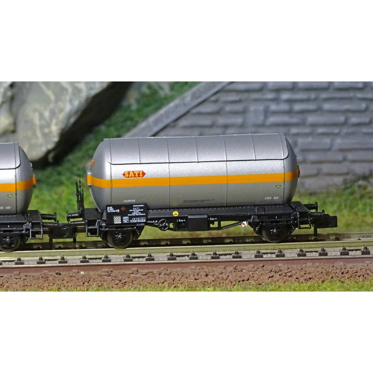 Arnold HN6479 Set of 2 two-axle gas tank wagons, silver livery, SNC...
