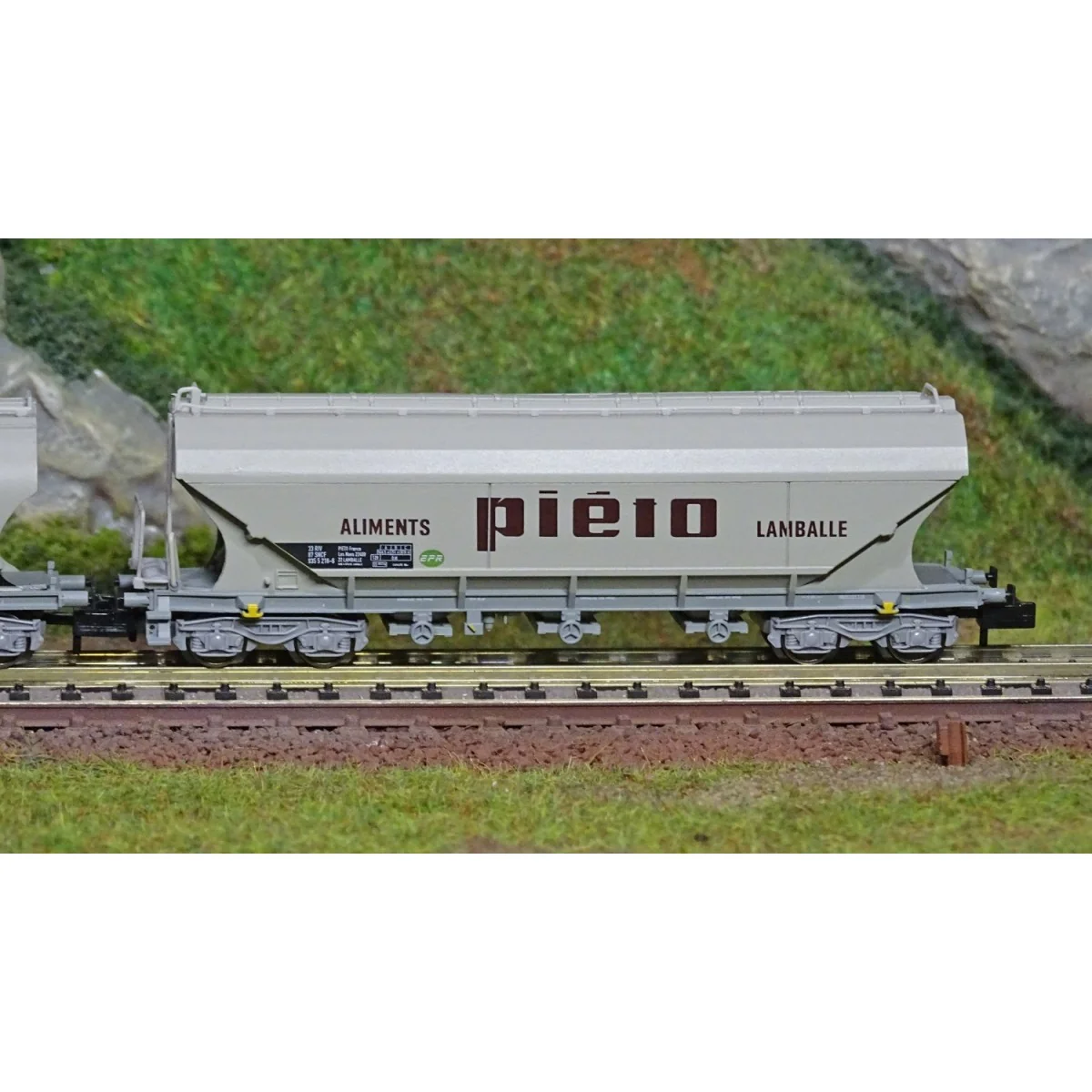 Arnold HN6511 Set of 2 bogie hopper wagons, Uagpps type, flat and r...