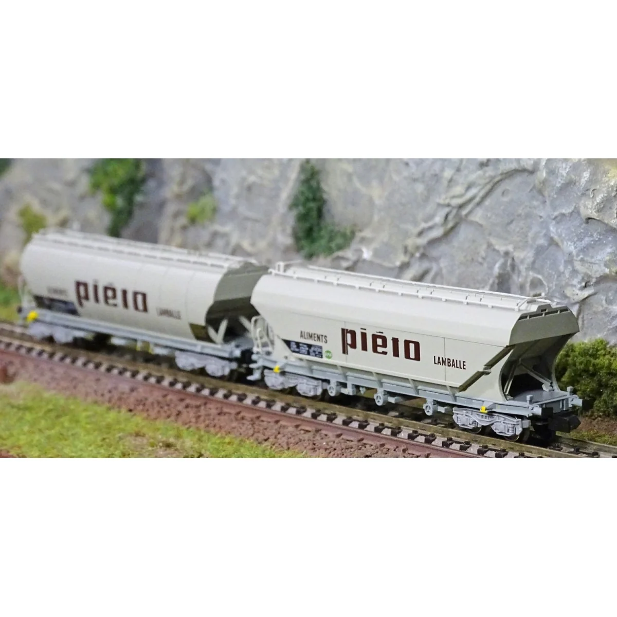 Arnold HN6511 Set of 2 bogie hopper wagons, Uagpps type, flat and r...