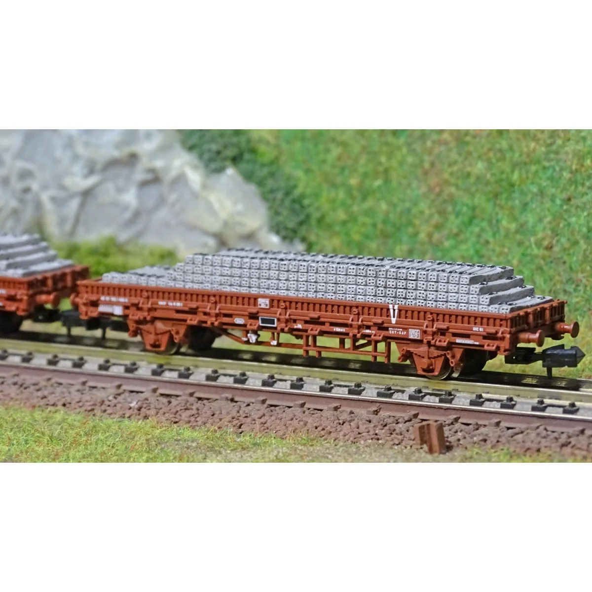 Arnold HN6543 Set of 2 flat wagons with "V" sideboards, loaded with...
