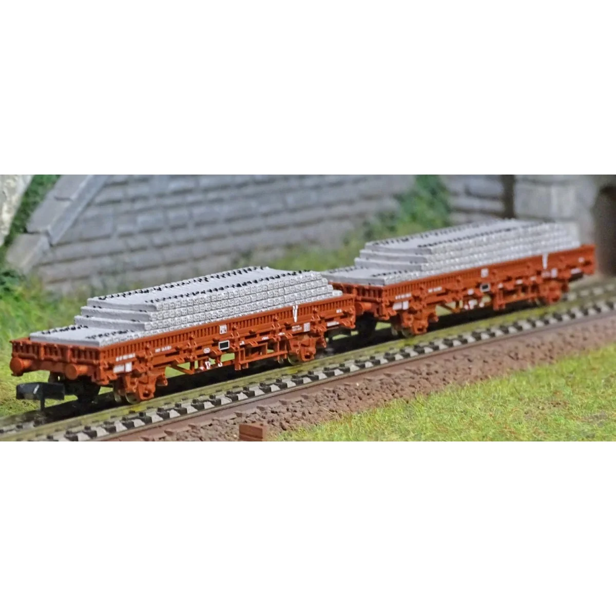 Arnold HN6543 Set of 2 flat wagons with "V" sideboards, loaded with...